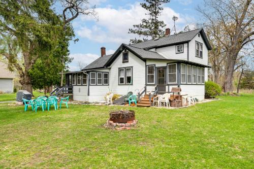 Twin Lakes House | Twin Lakes Cottage: Walk to Elizabeth Lake!