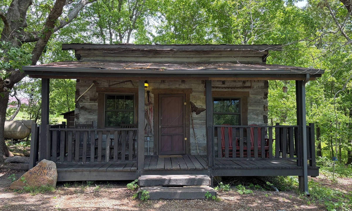 Hardin County Cabin | Twin Oaks Antique Cabin by Garden of the Gods in the Shawnee National Forest