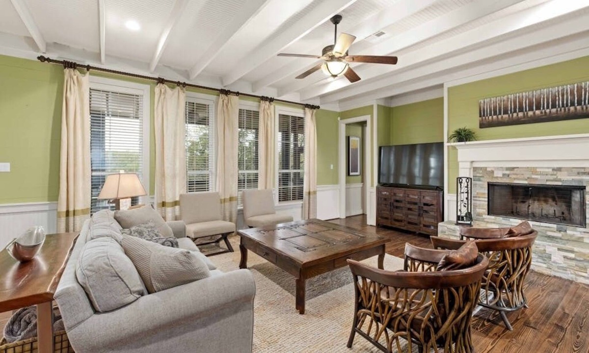 San Marcos House | Twin Oaks Estate - Ultimate Retreat for Large Groups w/Heated Pool & Pickleball