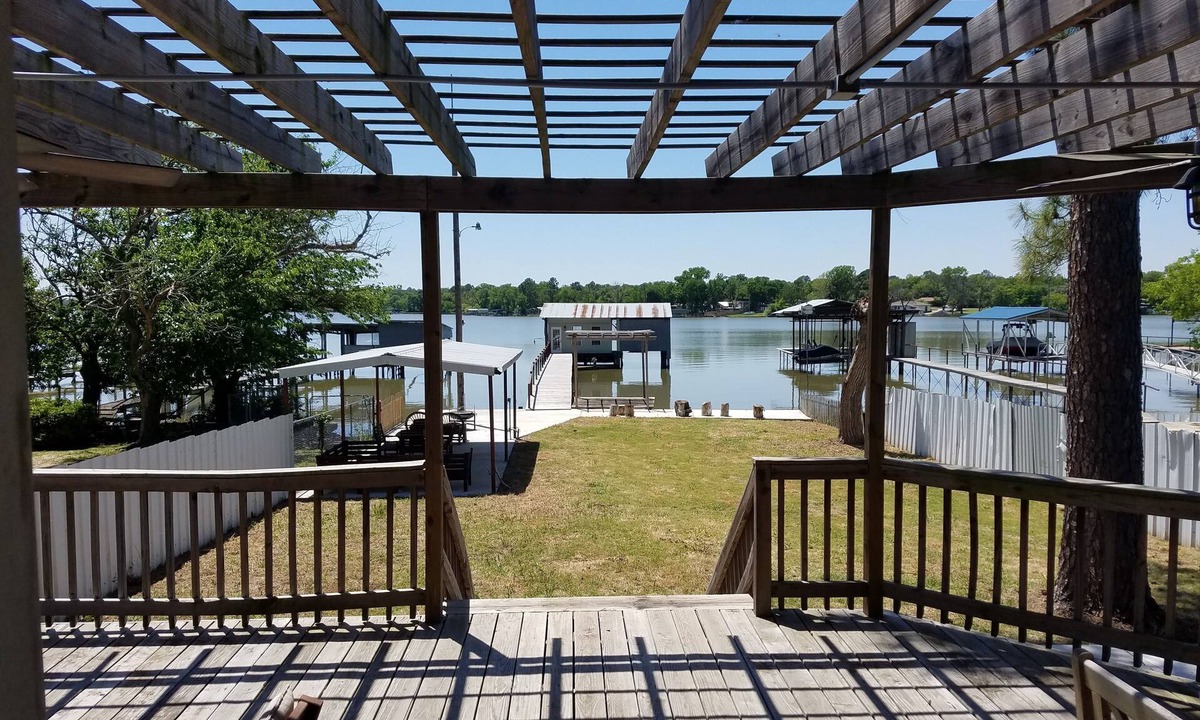 Azle House | "Twin Pines”-Lakefront House w/Boat House,Kayaks,Pdlebrd,Canoe&Over Water Swings