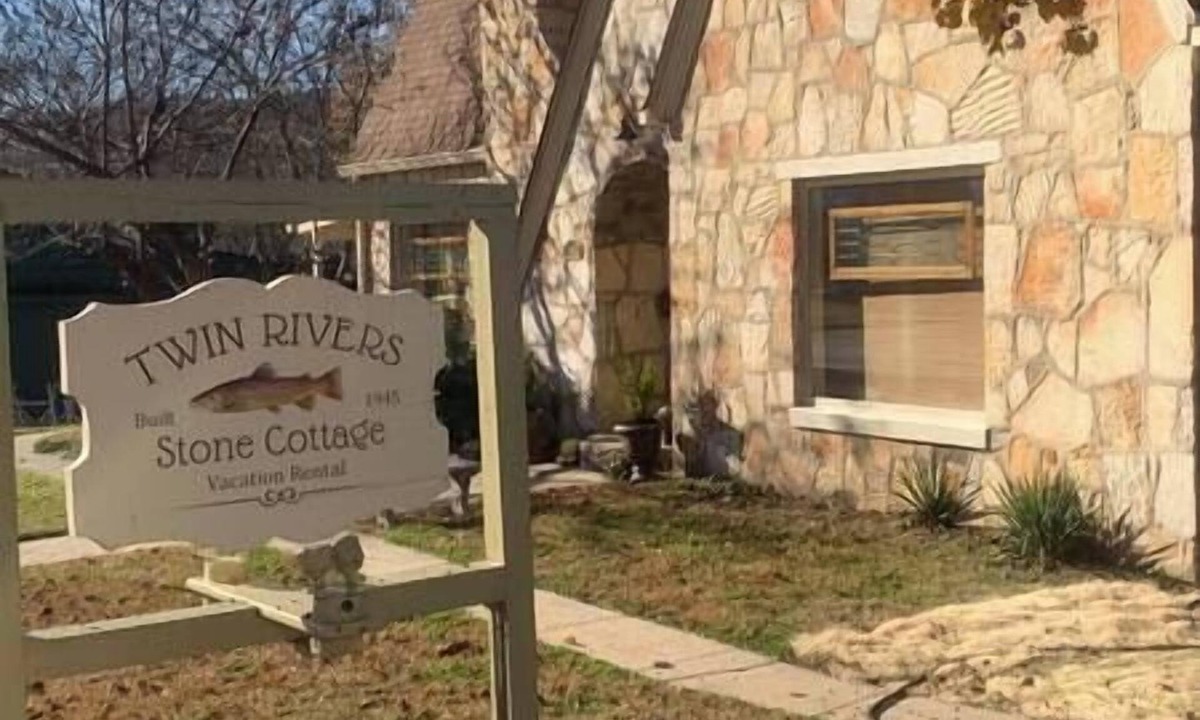 Norfork House | Twin River Stone Cottage - 7 BR/Sleeps 20