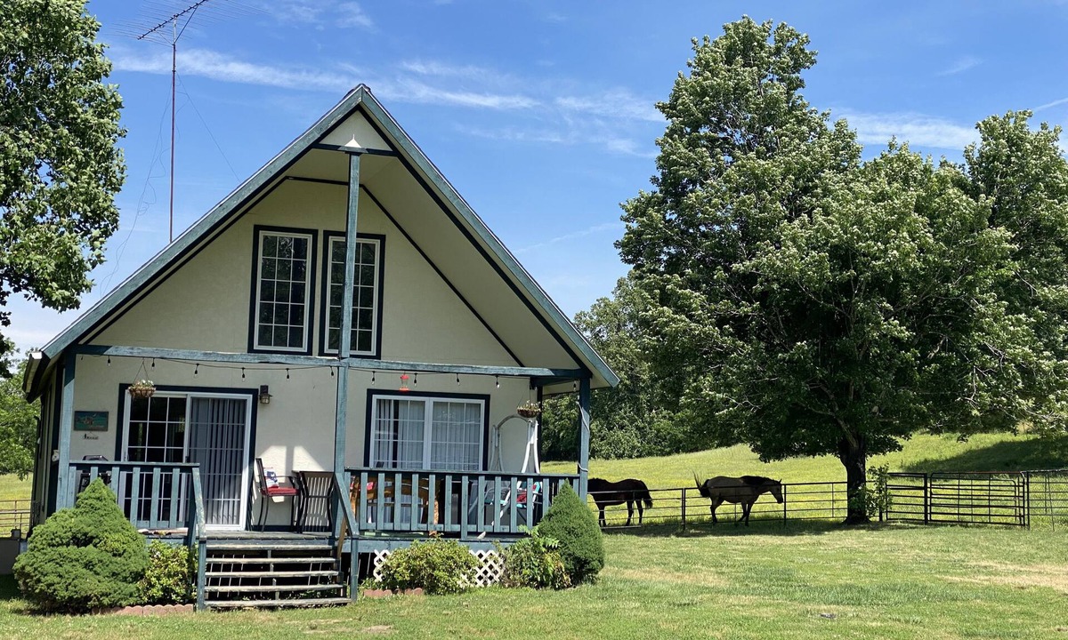 West Siloam Springs Cabin | Twin Springs Ranch Guest Cabin