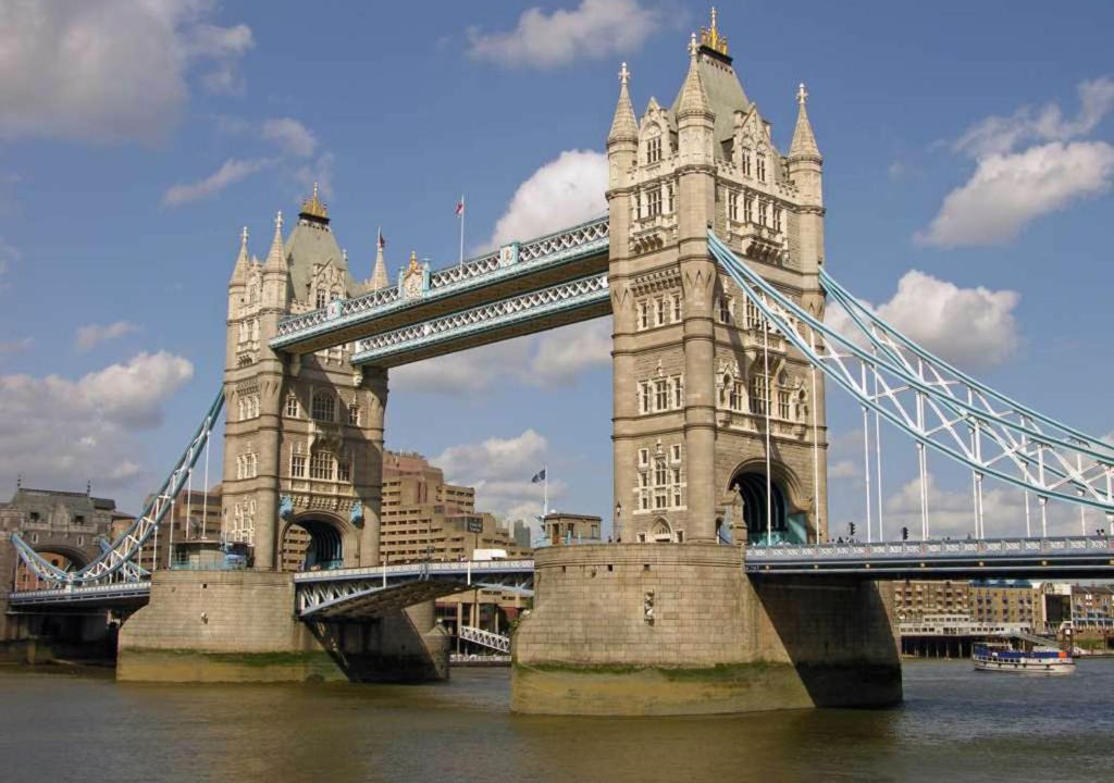 Dudden Hill House | Twin Tower Hotel