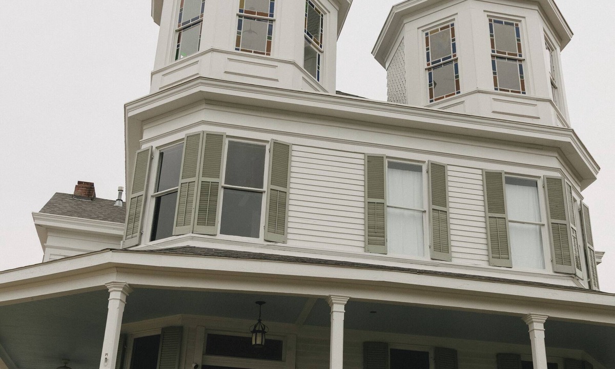 Natchez House | Twin Turrets