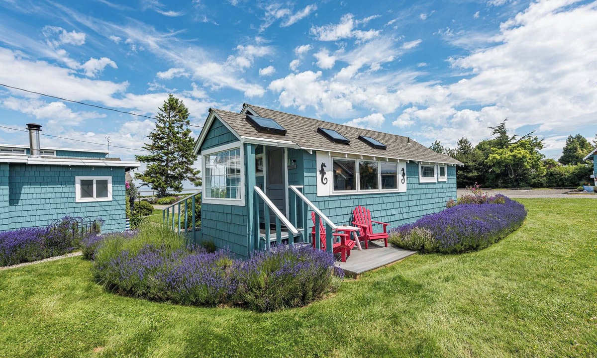 Sequim Cottage | Twin View Cottage - King, Futon, jetted tub