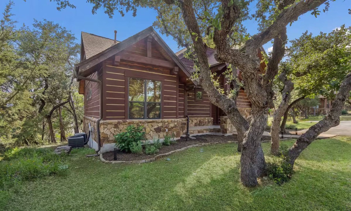 Leander Cabin | Twisted Oaks - Lake Haus (Hollows Resort)