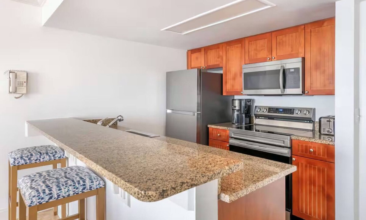 Ormond Beach Hotel | Two 2BR Suite w/Balcony & Kitchen l Sunset Boardwalk Nights & Pool Access