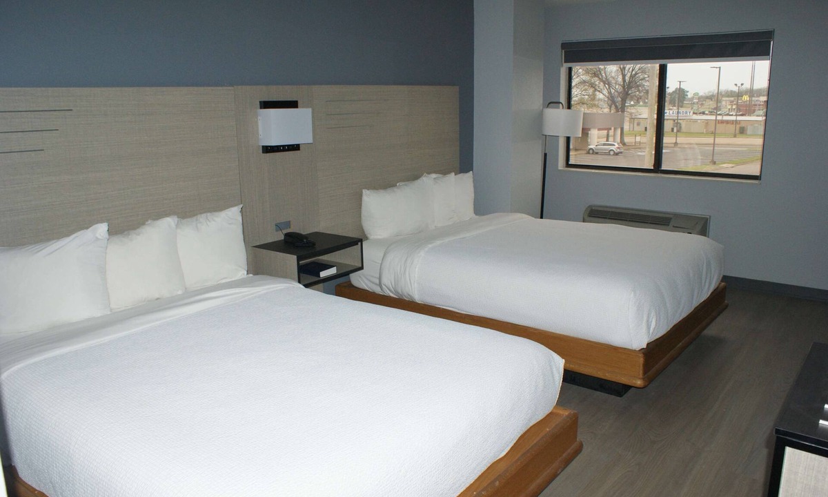 Van Buren Hotel | Two Affordable Rooms with Complimentary Breakfast | Pool Access