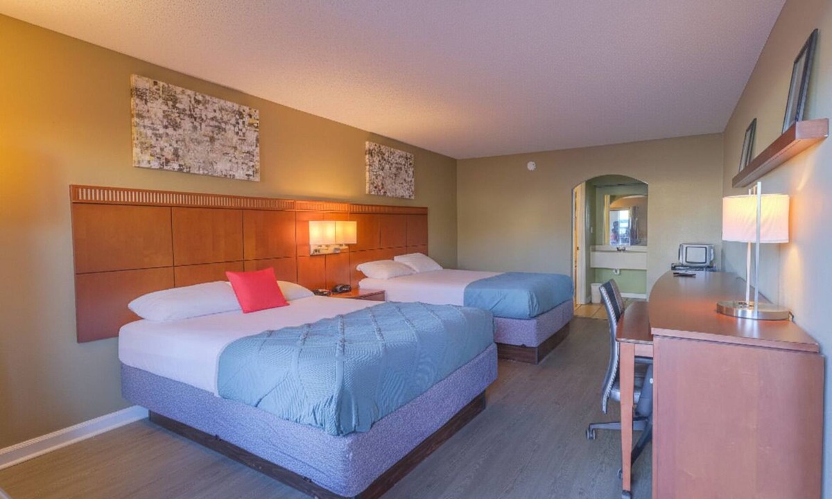 Brownsville Hotel | Two Airy & Relaxing 2 Queen Bed Room with All the Essentials for a Fun Stay