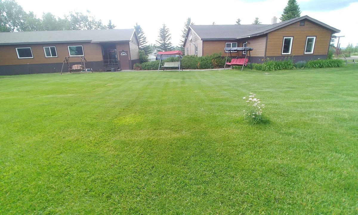 Victor House | Two beautiful homes accommodate 30 sleeping guests with mountain viewsnnnnnnn