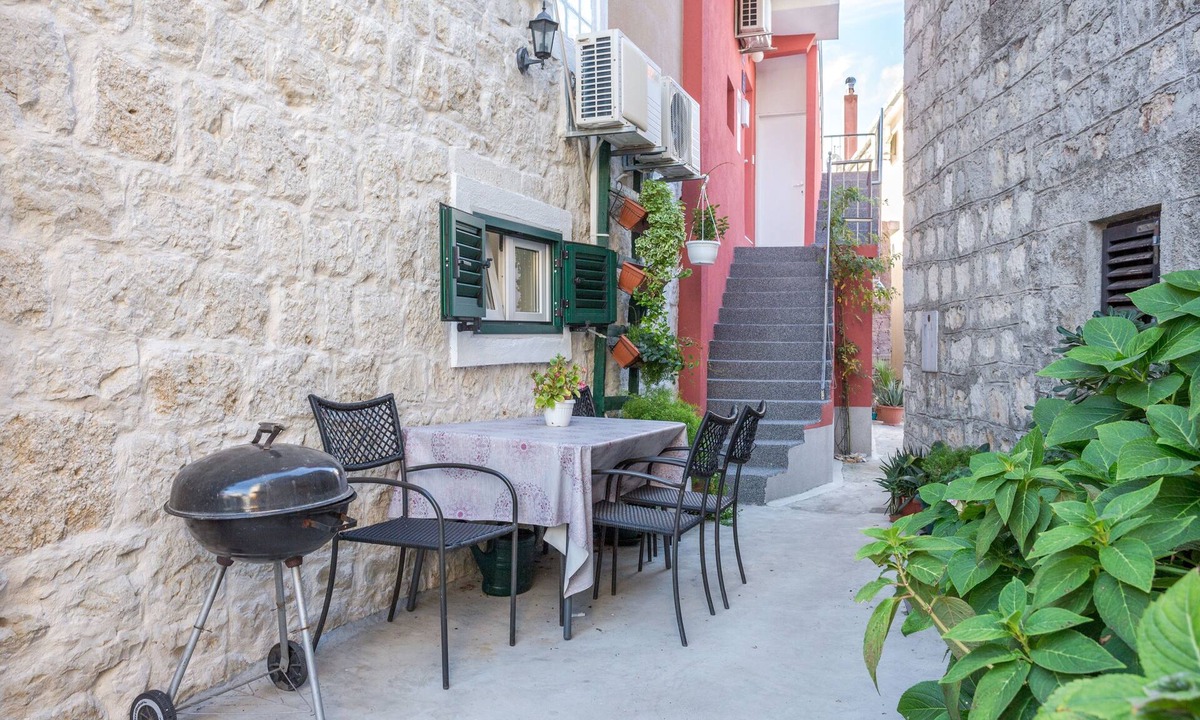 Kastel Stafilic Apartment | Two bedroom apartment with terrace Kaštel Štafilić, Kaštela (A-15110-a)