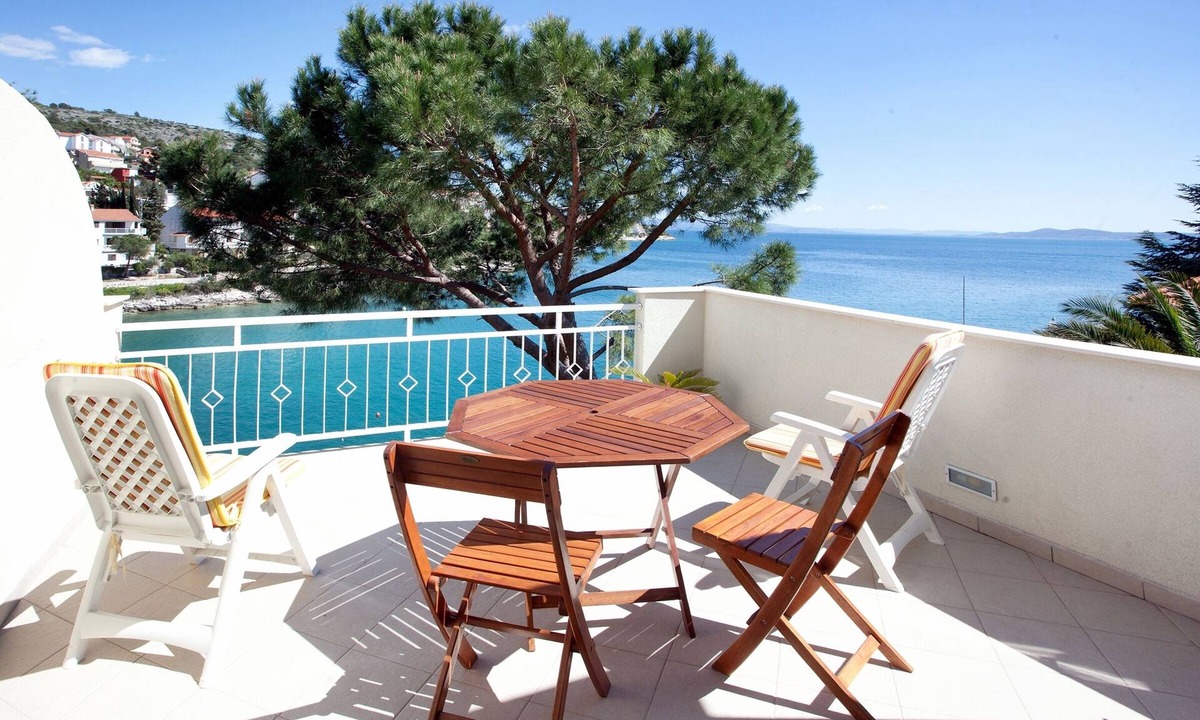 Okrug Gornji Apartment | Two bedroom apartment near beach Mavarštica, Čiovo (A-9432-b)