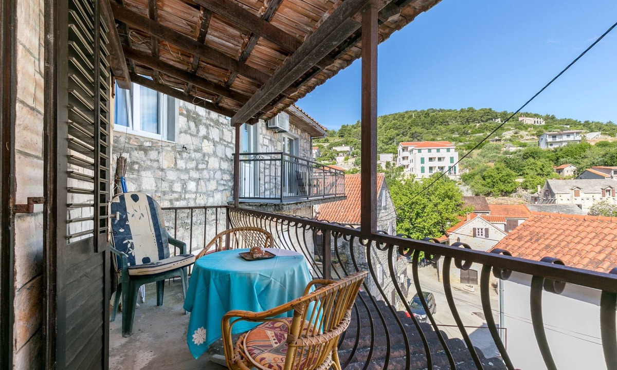 Stomorska Apartment | Two bedroom apartment with balcony and sea view Stomorska (Šolta) (A-20039-a)