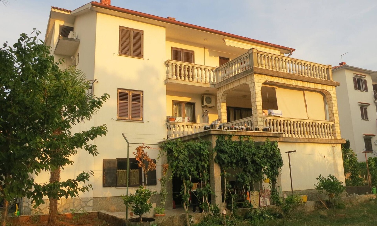 Malinska Apartment | Two bedroom apartment with balcony and sea view Malinska, Krk (A-19290-a)