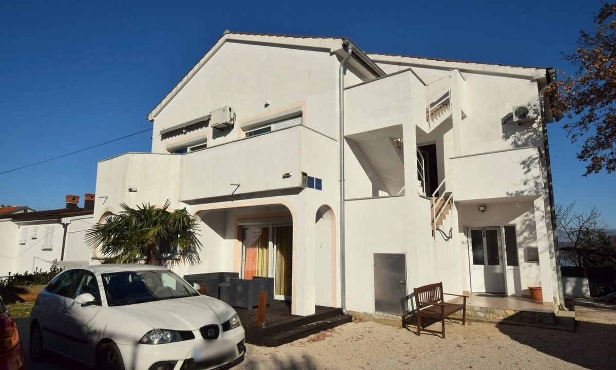 Vantacici Apartment | Two bedroom apartment with balcony Vantačići, Krk (A-22765-a)