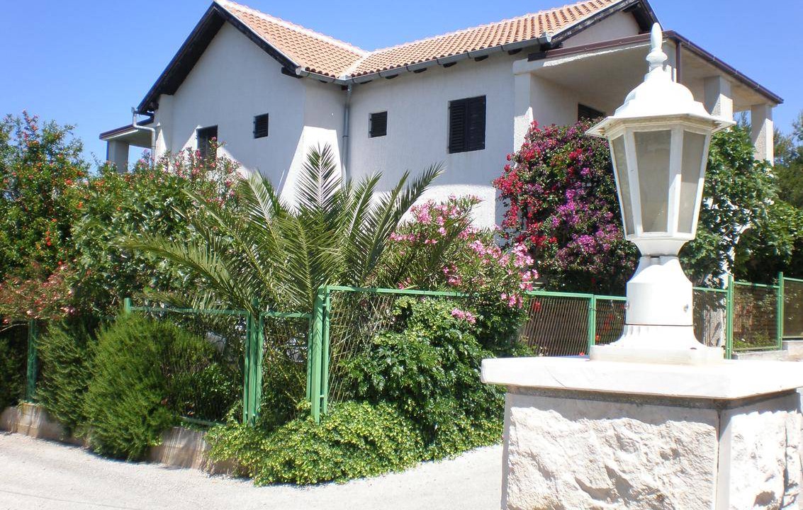 Cove Makarac (Milna) Apartment | Two bedroom apartment with terrace Milna, Brač (A-14961-b)