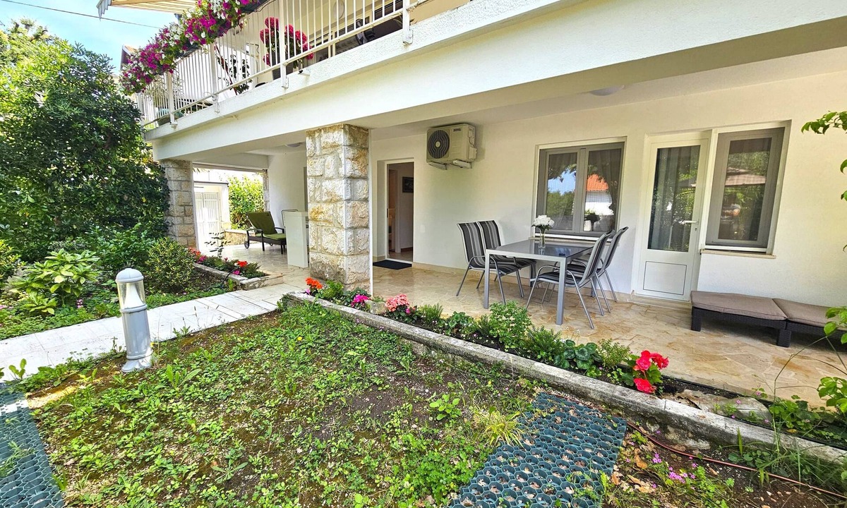 Njivice Apartment | Two bedroom apartment with terrace Njivice, Krk (A-20453-a)