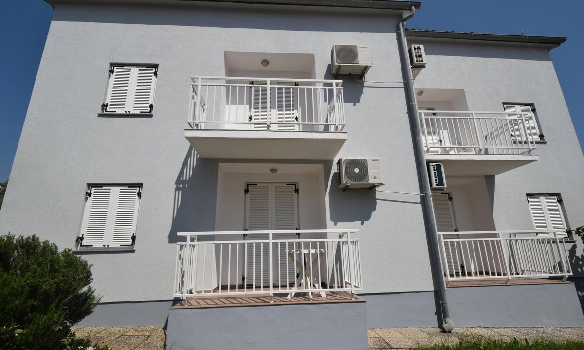 Njivice Apartment | Two bedroom apartment with balcony Njivice, Krk (A-20486-b)