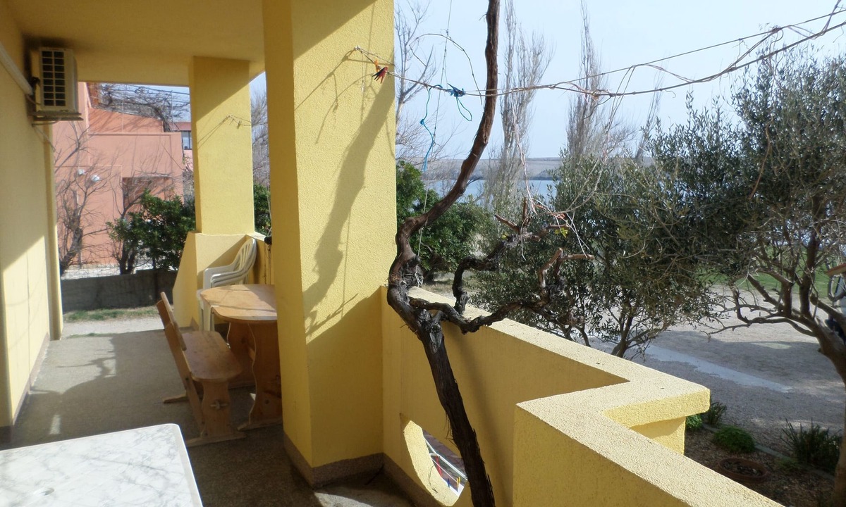 Dinjiska Apartment | Two bedroom apartment near beach Dinjiška, Pag (A-9386-a)