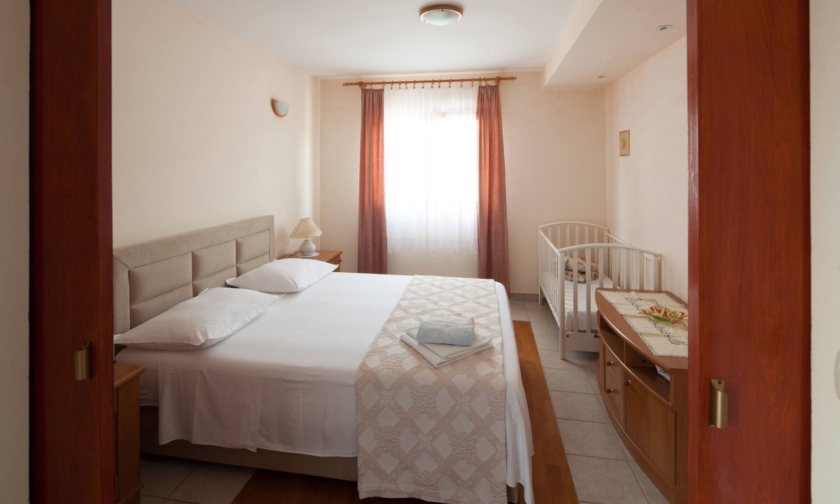 Primosten Burnji Apartment | Two bedroom apartment near beach Bilo, Primošten (A-4191-b)