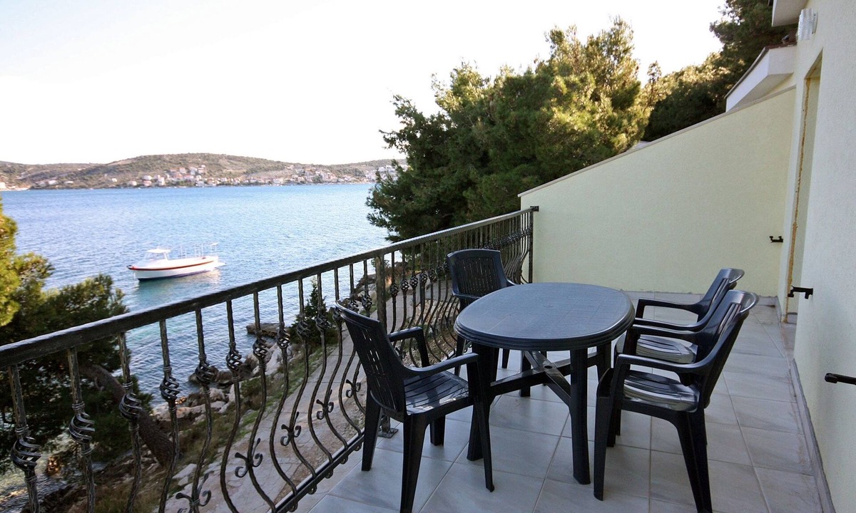 Rogoznica Apartment | Two bedroom apartment near beach Rogoznica (A-3199-c)