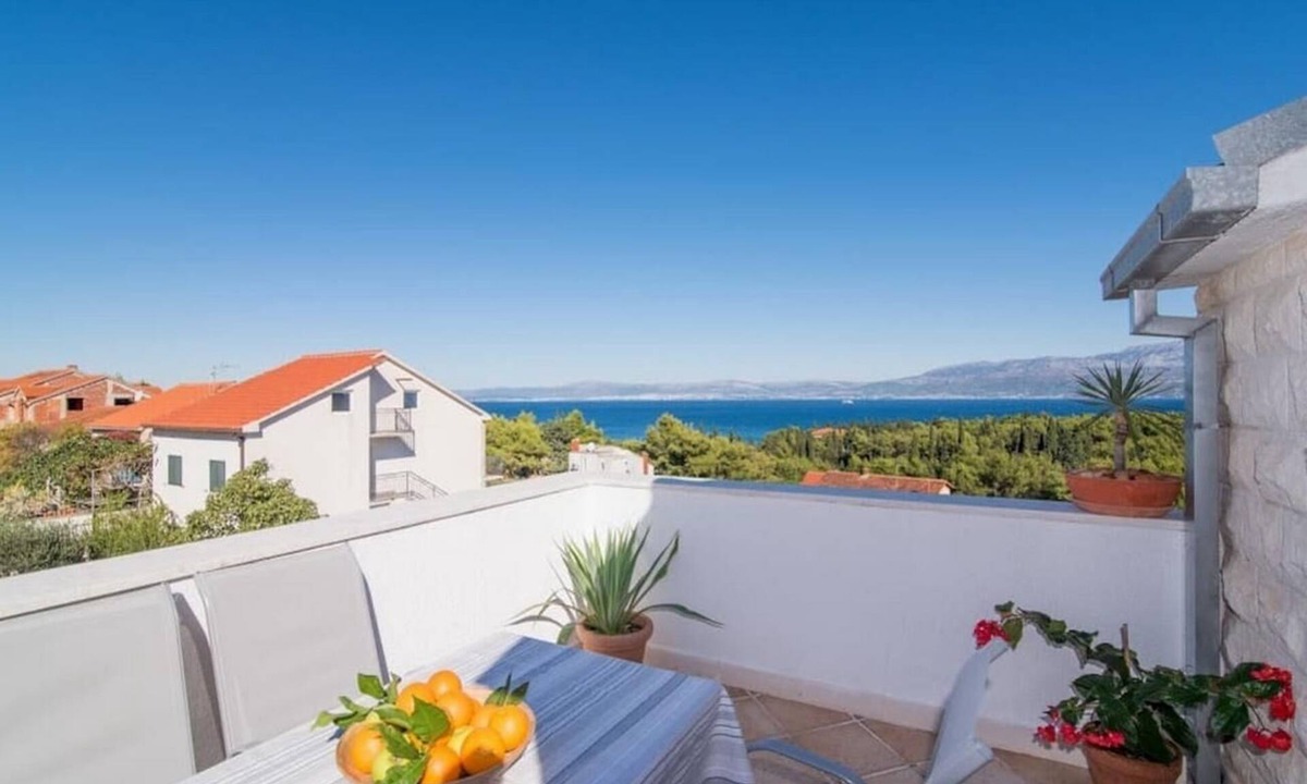 Supetar Apartment | Two bedroom apartment with a swimming pool Supetar, Brač (A-16774-b)