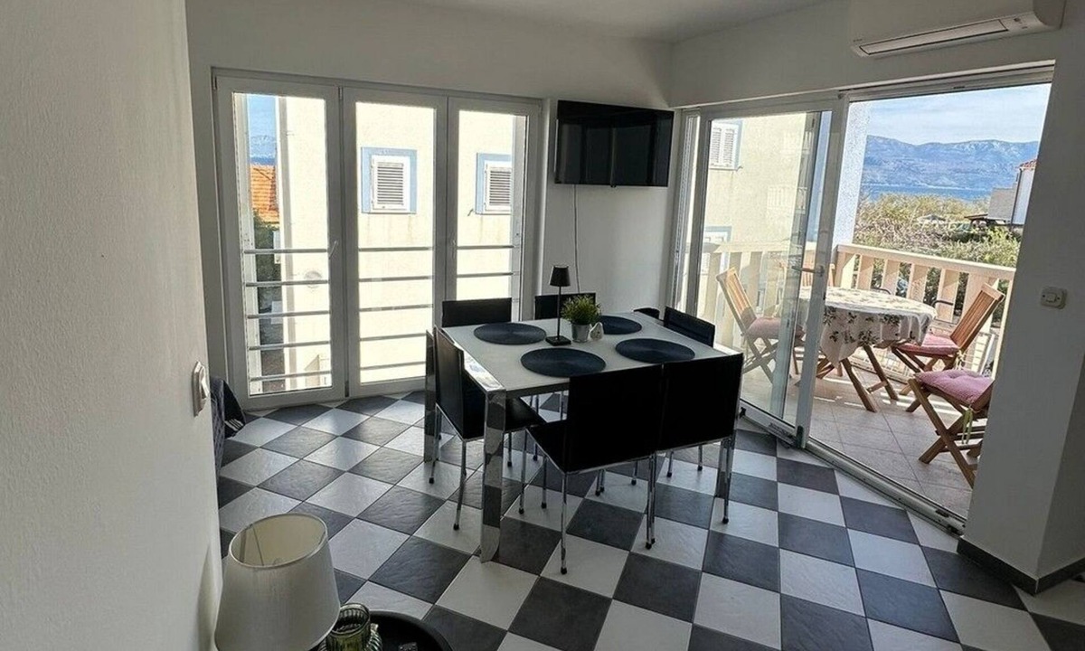 Mirce Apartment | Two bedroom apartment near beach Mirca, Brač (A-24865-a)
