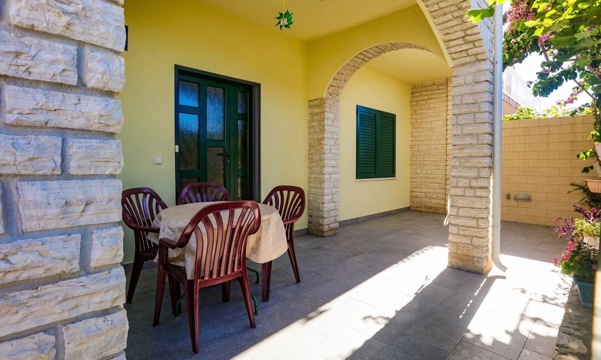 Zaboric Apartment | Two bedroom apartment near beach Žaborić, Šibenik (A-958-b)