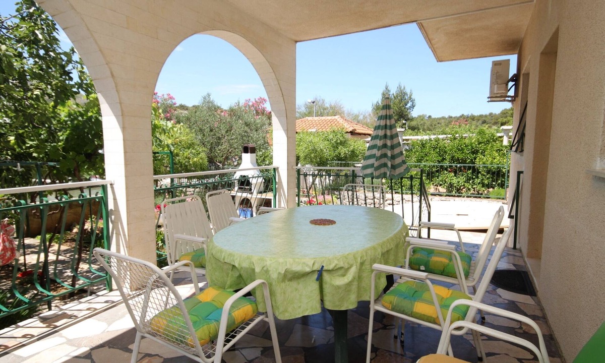 Grebastica Apartment | Two bedroom apartment near beach Grebaštica, Šibenik (A-6437-b)