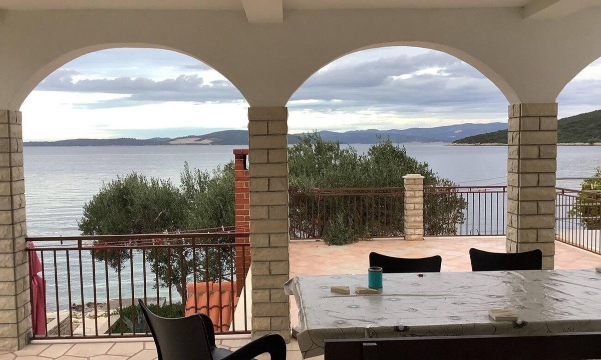 Maslinica Apartment | Two bedroom apartment near beach Maslinica, Šolta (A-774-a)