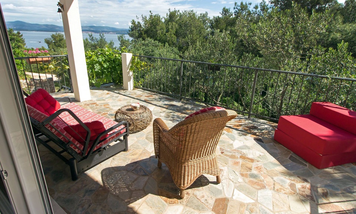 Donje Selo Apartment | Two bedroom apartment near beach Cove Donja Kruščica - Donja Krušica, Šolta (A-12418-a)