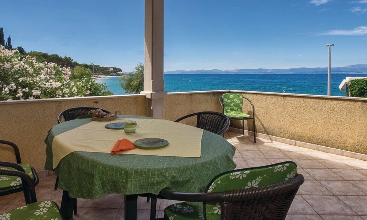 Sutivan Apartment | Two bedroom apartment near beach Sutivan, Brač (A-15617-a)