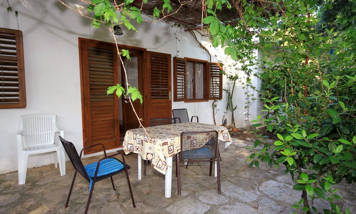 Vrbanj Apartment | Two bedroom apartment near beach Mudri Dolac (Hvar) (A-118-a)