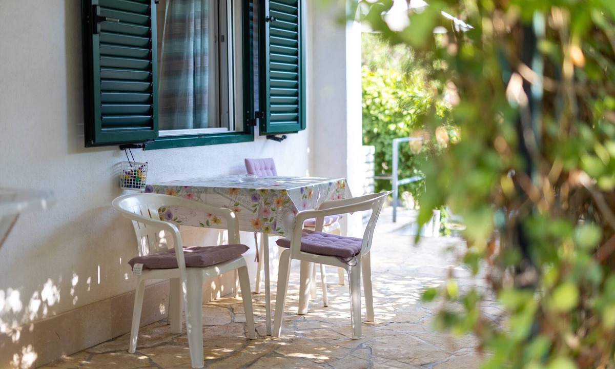 Vrbanj Apartment | Two bedroom apartment near beach Mudri Dolac (Hvar) (A-582-b)