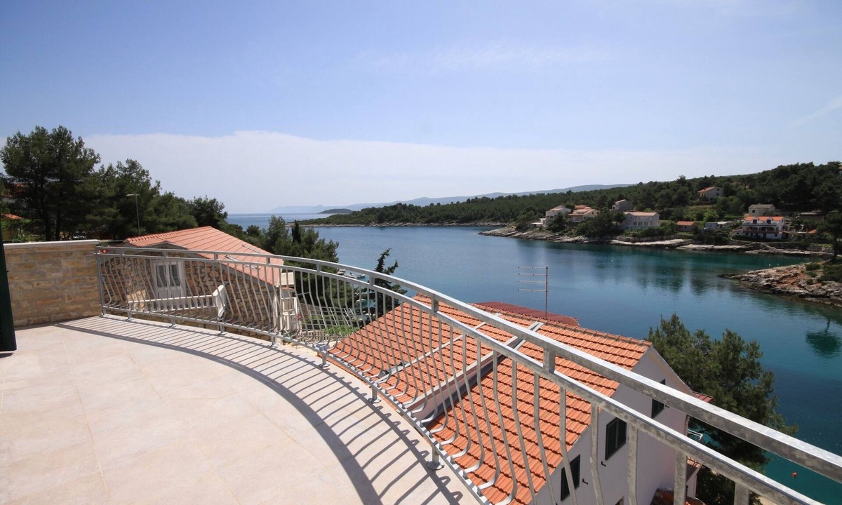 Vrbanj Apartment | Two bedroom apartment near beach Basina, Hvar (A-8754-a)