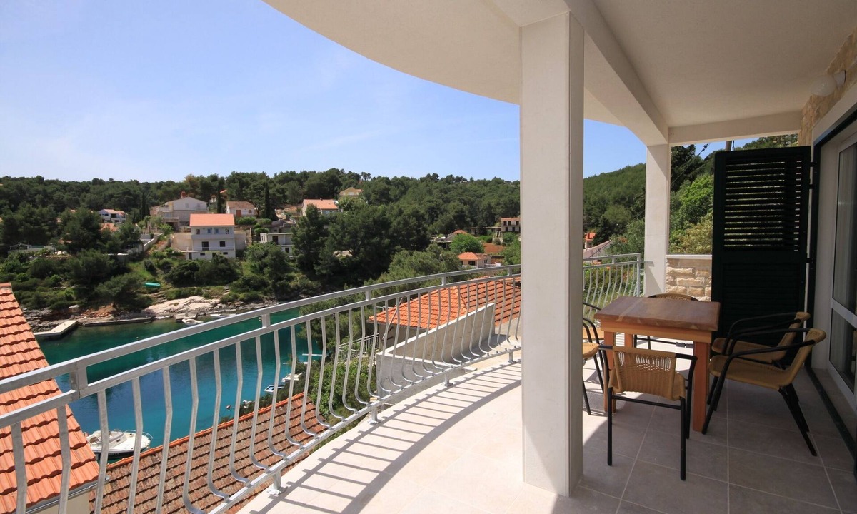 Vrbanj Apartment | Two bedroom apartment near beach Basina, Hvar (A-8754-b)