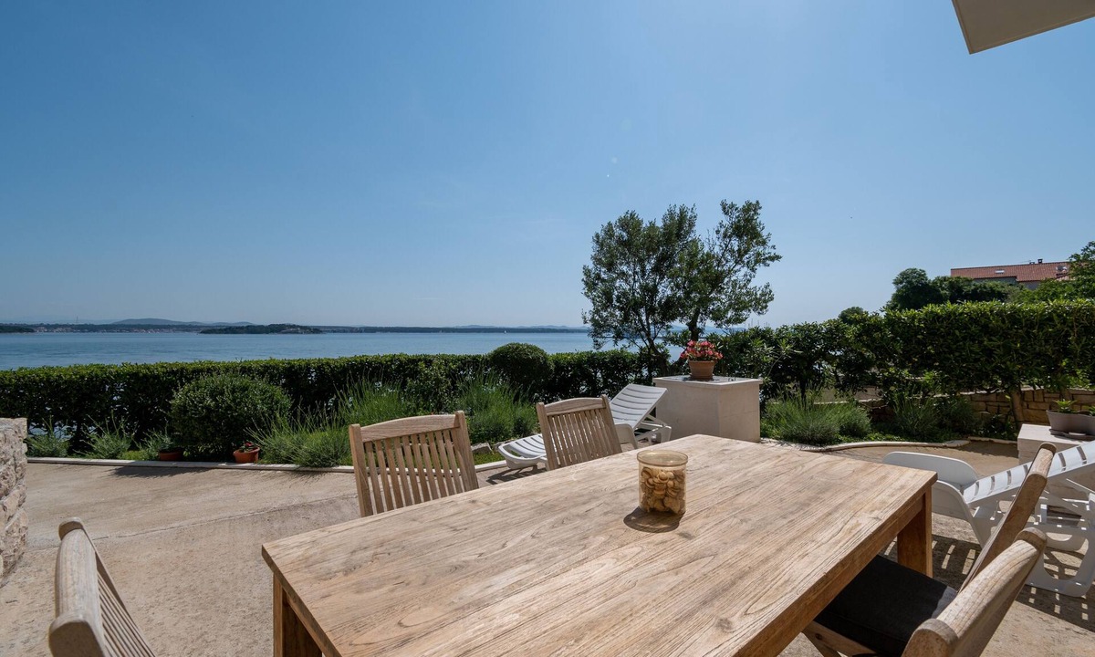 Kraj Apartment | Two bedroom apartment near beach Tkon, Pašman (A-6262-a)