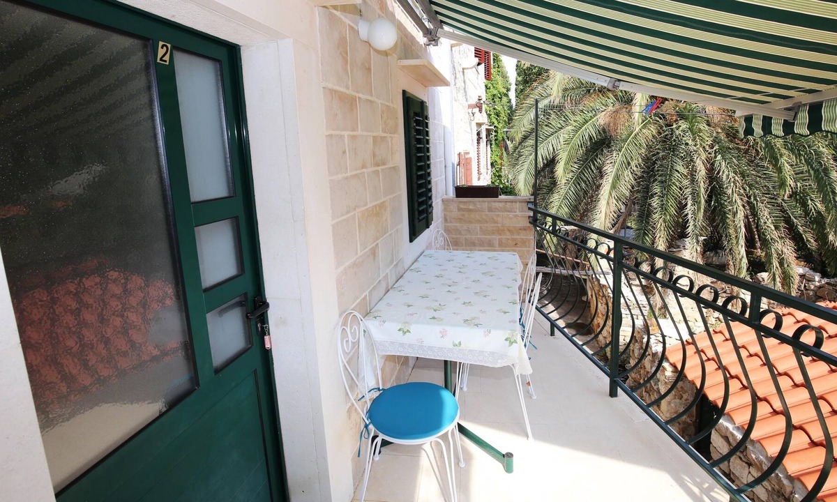 Bol Apartment | Two bedroom apartment near beach Bol, Brač (A-13413-b)
