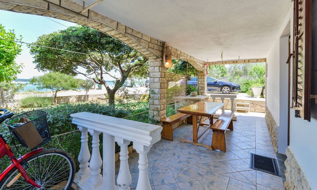 Tkon Apartment | Two bedroom apartment near beach Tkon, Pašman (A-336-a)