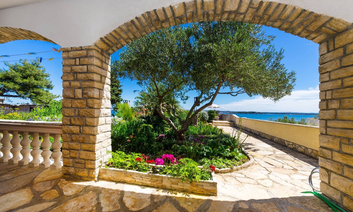 Kraj Apartment | Two bedroom apartment near beach Tkon, Pašman (A-12346-a)