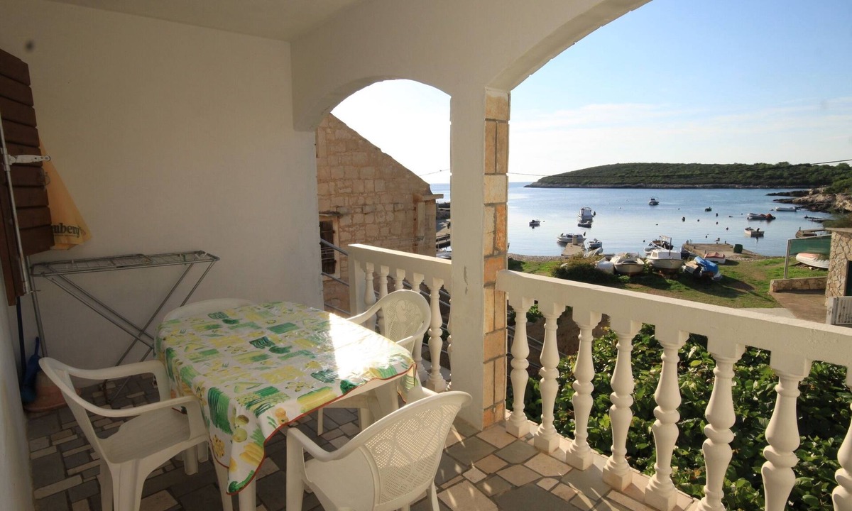 Rukavac Apartment | Two bedroom apartment near beach Rukavac, Vis (A-1154-c)