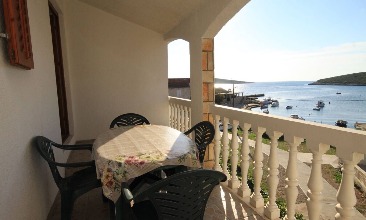 Rukavac Apartment | Two bedroom apartment near beach Rukavac (Vis) (A-1154-d)