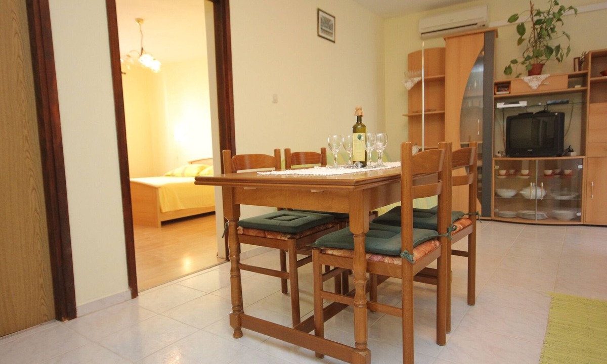 Vis Apartment | Two bedroom apartment near beach Vis (A-2459-b)