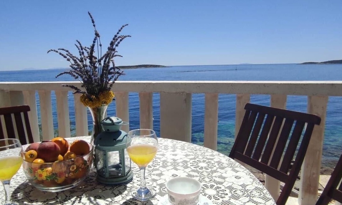 Milna Apartment | Two bedroom apartment near beach Milna, Vis (A-3036-b)