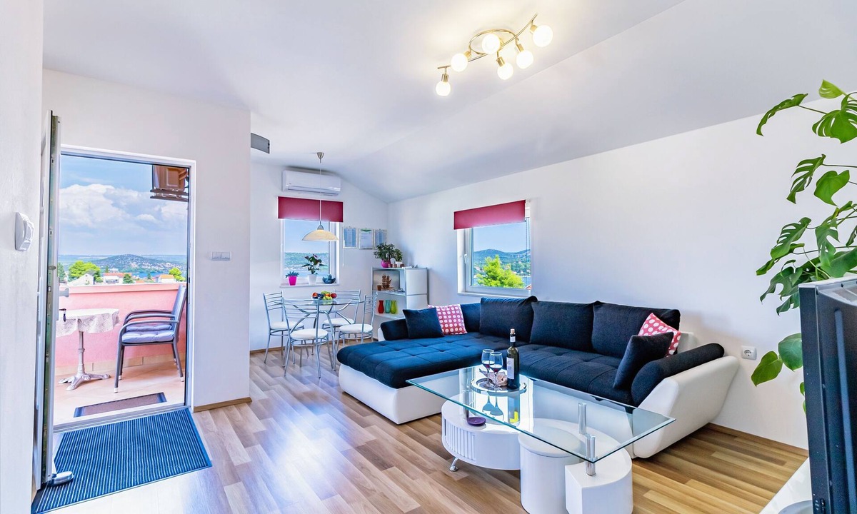 Bilice Apartment | Two bedroom apartment with balcony and sea view Bilice, Krka (A-13545-a)