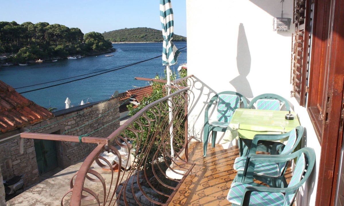 Maslinica Apartment | Two bedroom apartment with balcony and sea view Maslinica, Šolta (A-5188-a)