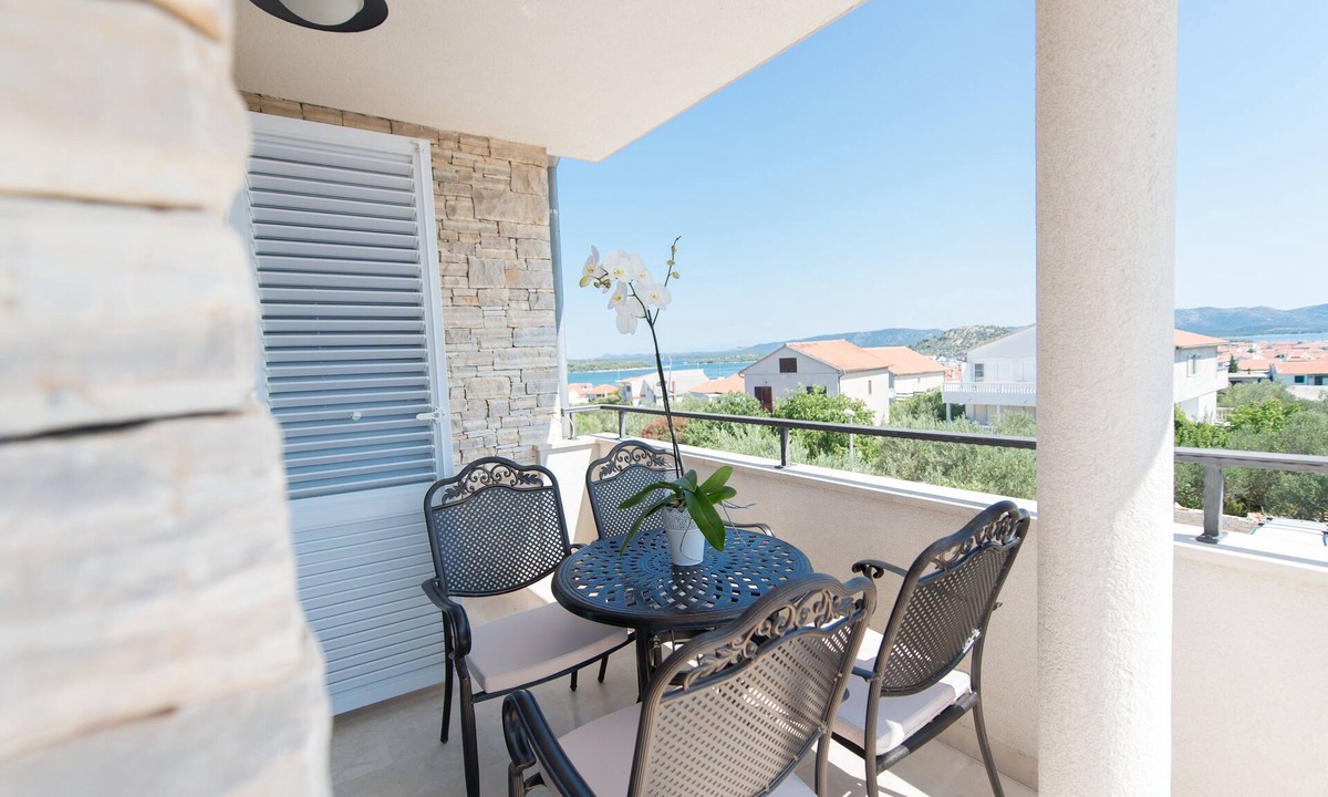 Susica Apartment | Two bedroom apartment with a swimming pool Murter (A-16655-b)