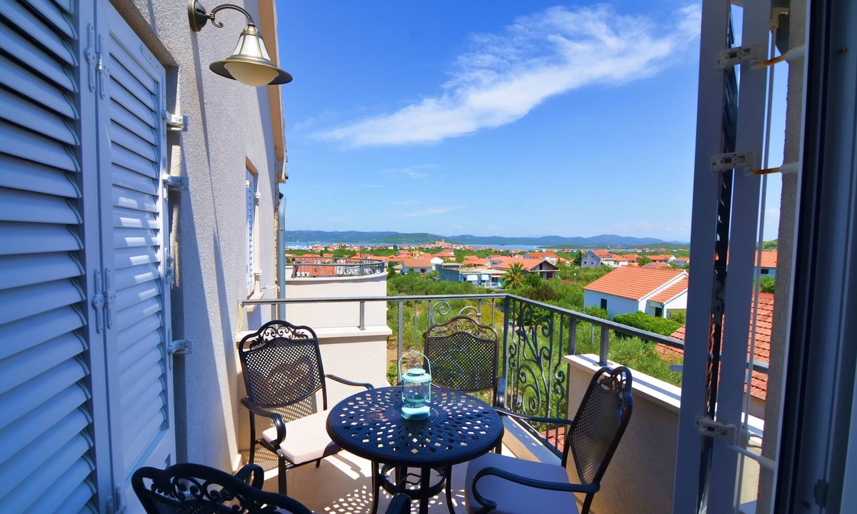 Susica Apartment | Two bedroom apartment with terrace and sea view Murter (A-16655-d)