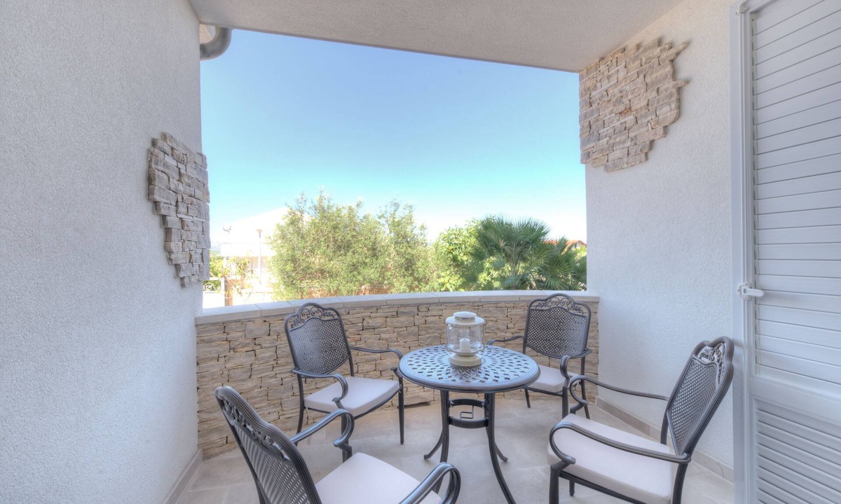 Susica Apartment | Two bedroom apartment with terrace Murter (A-16655-a)