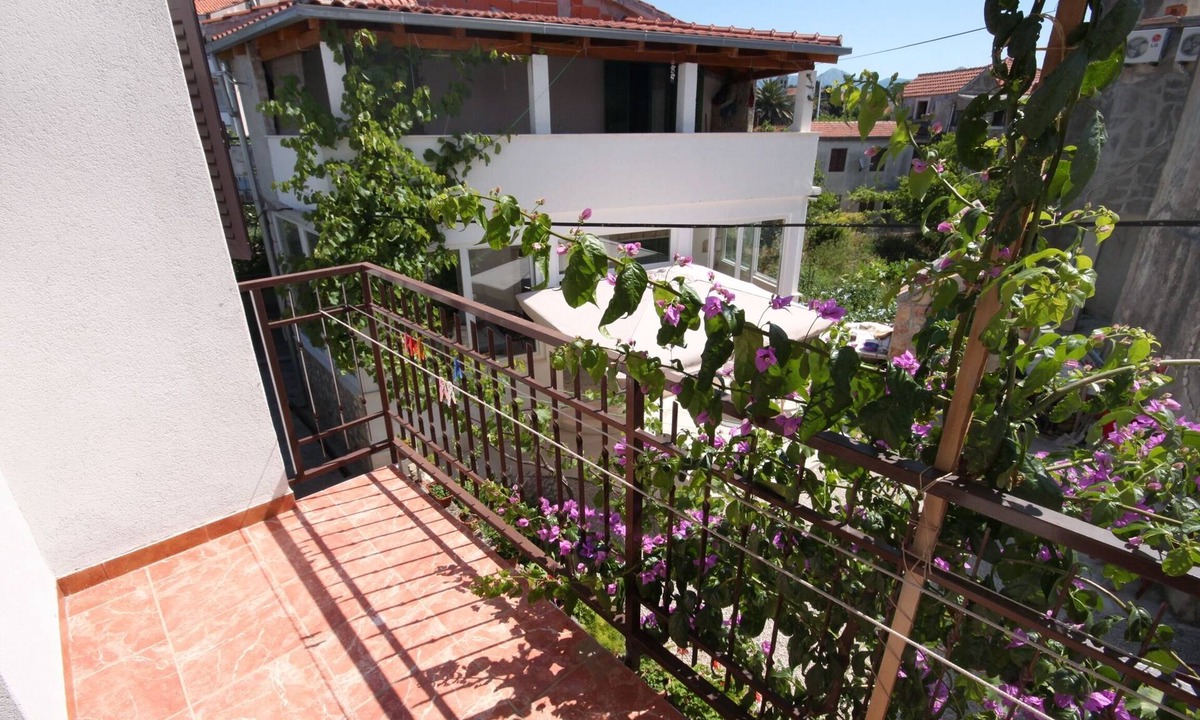 Sucuraj Apartment | Two bedroom apartment with balcony Sućuraj, Hvar (A-6732-d)